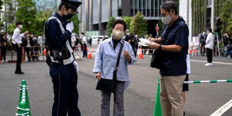 Seorang warga tiba untuk menerima vaksin penyakit virus corona (COVID-19) Moderna di pusat vaksinasi massal yang baru dibuka di Tokyo, Jepang, Senin (24/5/2021). (REUTERS/ANT/POOL)