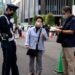 Seorang warga tiba untuk menerima vaksin penyakit virus corona (COVID-19) Moderna di pusat vaksinasi massal yang baru dibuka di Tokyo, Jepang, Senin (24/5/2021). (REUTERS/ANT/POOL)