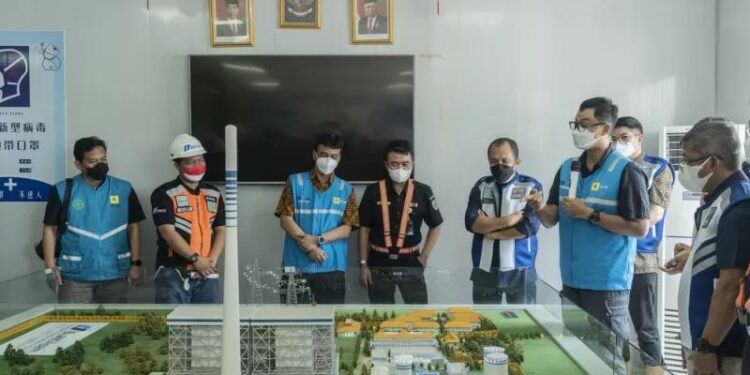 Wakil Direktur Utama PLN Darmawan Prasodjo (kedua kanan) saat mengunjungi PT Bukit Asam guna memastikan pasokan batu bara sebagai bahan bakar pembangkit listrik. (MASAPNEWS/ANT/HO-PLN)