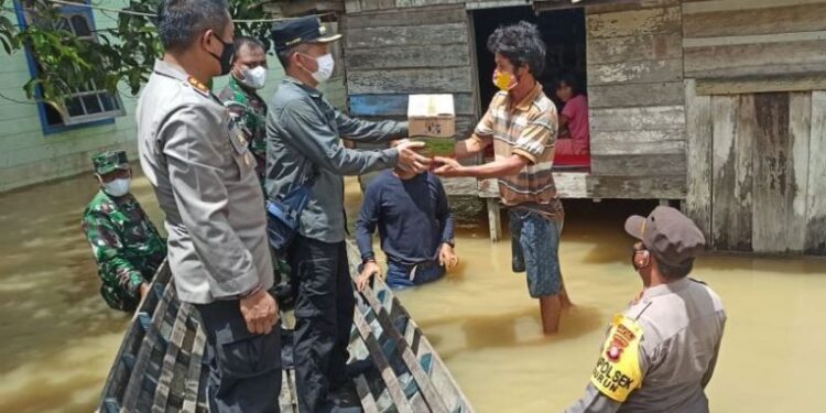 Bupati Gumas Jaya S Monong dan Forkopimda meninjau banjir sekaligus beri bantuan kepada warga terkena bencana banjir di Kelurahan Tampang Tumbang Anjir, Kecamatan Kurun, Sabtu 4 September 2021. (Foto : Diskominfosantik Kabupaten Gumas)