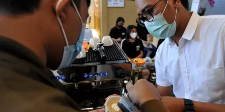 Peserta mengikuti pelatihan Barista di Jaya Wisata International Hotel School (JWIHS) Denpasar, Bali. (MASAPNEWS/ANT/Naufal Fikri Yusuf)
