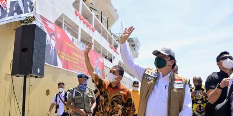 Menteri Koordinator Bidang Perekonomian Airlangga Hartarto saat menyapa pasien COVID-19 yang dirawat di Isolasi Terpusat Terapung KM Tidar di Pelabuhan Jayapura, Papua, Sabtu (4/9/2021). (MASAPNEWS/ANT/HO-Kemenko Perekonomian)