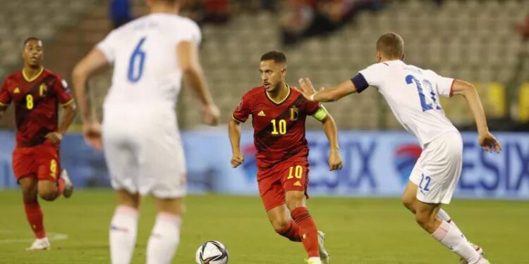 Kapten timnas Belgia, Eden Hazard (kedua kanan) menggiring bola melewati pemain Republik Ceko dalam Kualifikasi Piala Dunia 2022 Grup E zona Eropa di King Baudouin Stadium, Brussels, Belgia pada 6 September 2021. (ANT/REUTERS/JOHANNA GERON)