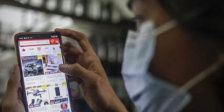 Warga membeli barang secara online melalui gadget miliknya di Bogor, Jawa Barat, Selasa (24/11/2020). (MASAPNEWS/ANT/Yulius Satria Wi jaya)
