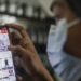 Warga membeli barang secara online melalui gadget miliknya di Bogor, Jawa Barat, Selasa (24/11/2020). (MASAPNEWS/ANT/Yulius Satria Wi jaya)