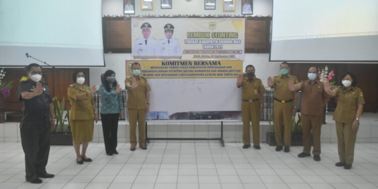 Bupati Gumas Jaya Samaya Monong dan lainnya saat rembuk stunting di Aula Bappedalitbang setempat, Senin (6/9/2021). (Foto : Diskominfosantik Kabupaten Gumas)