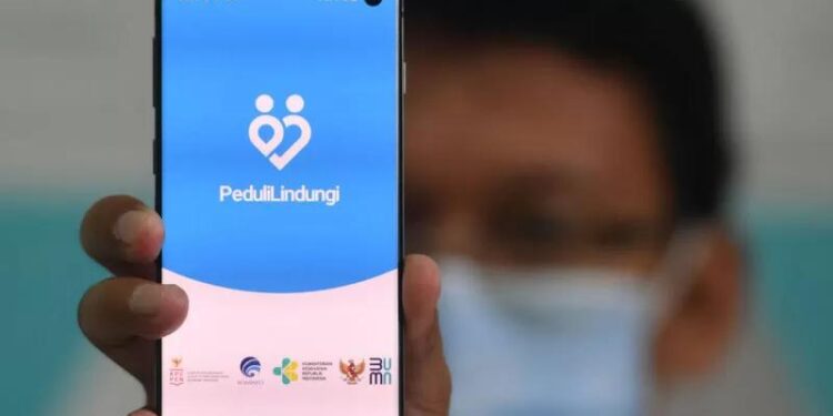 Seorang warga menunjukan aplikasi PeduliLindungi. (MASAPNEWS/ANT/Zabur Karuru)