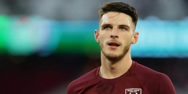 Pemain West Ham United Declan Rice pemanasan sebelum laga melawan Leicester City di London Stadium, London, Inggris, 23 Agustus 2021. (REUTERS/DAVID KLEIN)