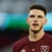 Pemain West Ham United Declan Rice pemanasan sebelum laga melawan Leicester City di London Stadium, London, Inggris, 23 Agustus 2021. (REUTERS/DAVID KLEIN)