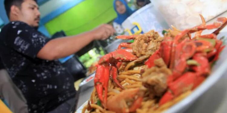 Ilustrasi: Juru masak mempersiapkan mie kepiting khas Aceh pesanan pembeli di Desa Suak Timah, Kecamatan Samatiga, Aceh Barat, Aceh, Minggu (1/11/2020). Kuliner mie kepiting khas Aceh tersebut dijual Rp35.000 sampai Rp100.000 per porsi. (MASAPNEWS/ANT/Syifa Yulinnas)