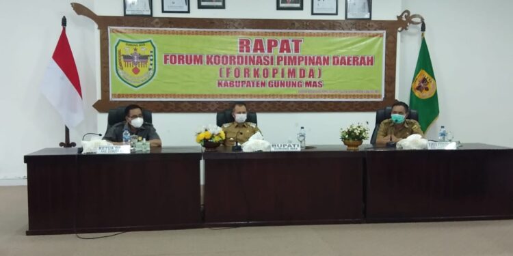 Ketua DPRD Kabupaten Gumas Akerman Sahidar (kiri) mendampingi Bupati Jaya Samaya Monong (tegah) saat rapat FORKOPIMDA, di lantai I kantor bupati, Selasa (07/09/2021). (IST)