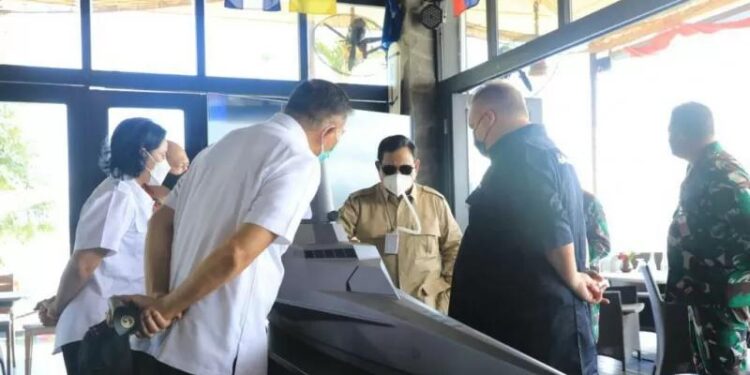 Menhan Prabowo Subianto saat mengunjungi Industri Pertahanan Swasta dalam bidang perkapalan PT Lundin Industry Invest di Banyuwangi, Jawa Timur, Selasa (7/9/2021). (MASAPNEWS/ANT/HO-Humas Setjen Kemhan)