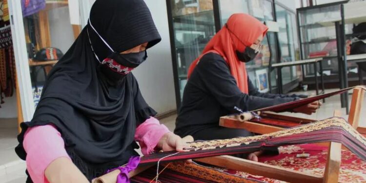 Ilustrasi - Salah satu pelaku UMKM dan perajin Tapis tengah menyulam benang emas menjadi kain Tapis Lampung. (MASAPNEWS/ANT/Ruth Intan Sozometa Kanafi)
