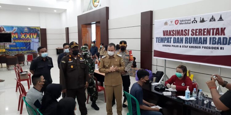 Bupati Gumas Jaya Samaya Monong bersama FORKOPIMDA SEDANG memantau vaksinasi Covid-19. di Gedung Christian Center Kalawa, Selasa (07/09/2021).