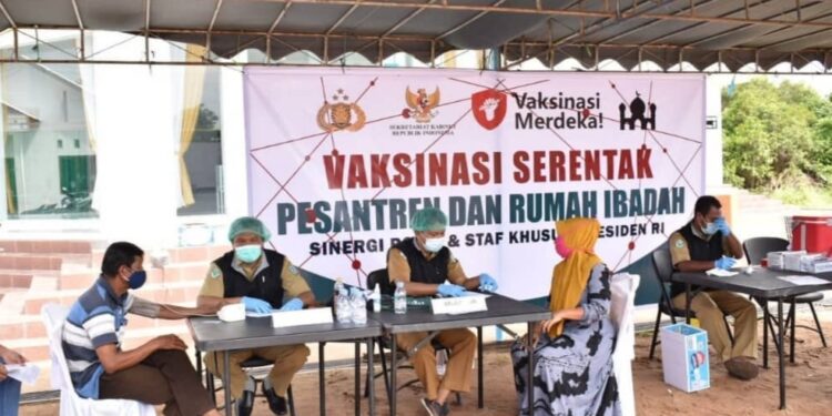 Para santri dan petugas rumah ibadah sedang di vaksin oleh petugas kesehatan yang digelar di masjid Nurul Huda Kecamatan Bulik, Selasa (7/9/2021).