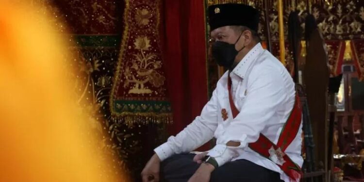 Ketua DPD RI saat prosesi adat Angkon Muakhi di Gedung Dalom Kepaksian Pernong, Istana Adat Kerajaan Sekala Brak, Lampung Barat, Selasa (7/9/2021) (MASAPNEWS/ANT/HO)