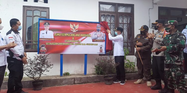 Bupati Gumas bersama Kapolres dan lainnya mencanangkan Petak Bahandang sebagai Lewu Isen Mulang Anti Narkoba dan Lewu Pancasila, Rabu (8/9/2021). (MASAPNEWS/GCM)