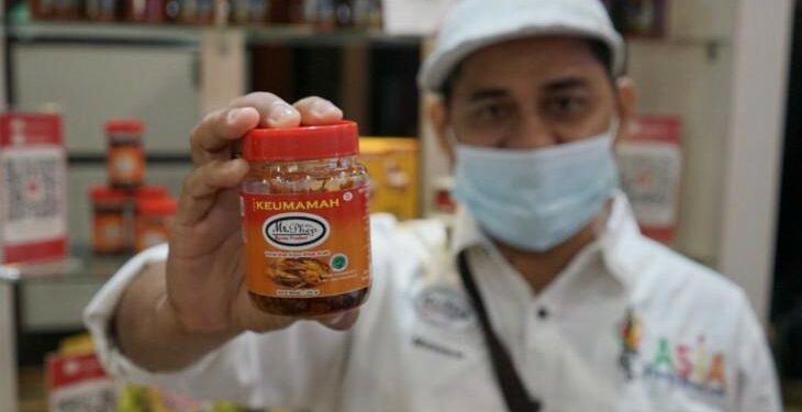 Owner Mr Phep Munawar memperlihatkan produk olahan perikanan keumamah pada pameran Gernas BBI Ragam Aceh di Anjong Mon Mata, Banda Aceh, Rabu (8/9/2021). (MASAPNEWS/ANT/Khalis)