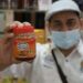 Owner Mr Phep Munawar memperlihatkan produk olahan perikanan keumamah pada pameran Gernas BBI Ragam Aceh di Anjong Mon Mata, Banda Aceh, Rabu (8/9/2021). (MASAPNEWS/ANT/Khalis)
