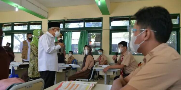 Wakil Presiden Ma'ruf Amin meninjau pelaksanaan pembelajaran tatap muka (PTM) terbatas di Bogor, Jawa Barat, Kamis (9/9/2021). (ANT/Asdep KIP Setwapres)