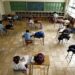 Para murid duduk berjauhan saat belajar di sekolah dasar Nagoya, Jepang. (REUTERS/KYODO/ANT)
