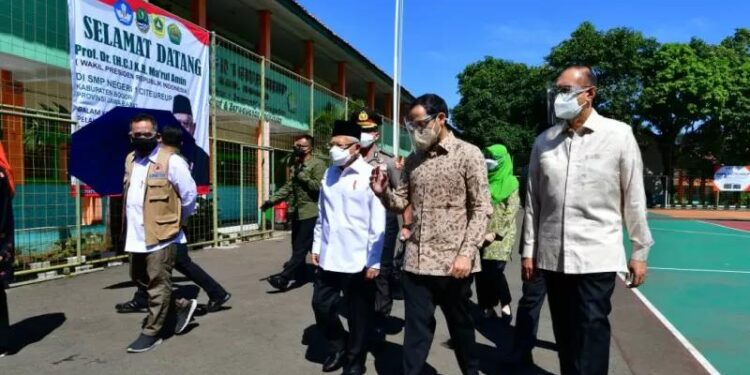 Presiden RI Ma'ruf Amin dan Mendikbudristek Nadiem Makarim meninjau pembelajaran tatap muka (PTM) terbatas sekolah di Bogor, Jawa Barat, Kamis (9/9/2021). (MASAPNEWS/ANT/HO-Asdep KIP Setwapres)