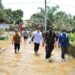 Bupati H Hendra Lesmana beserta unsur pejabat Lamandau saat meninjau rumah warga yang terdampak banjir, kemarin.