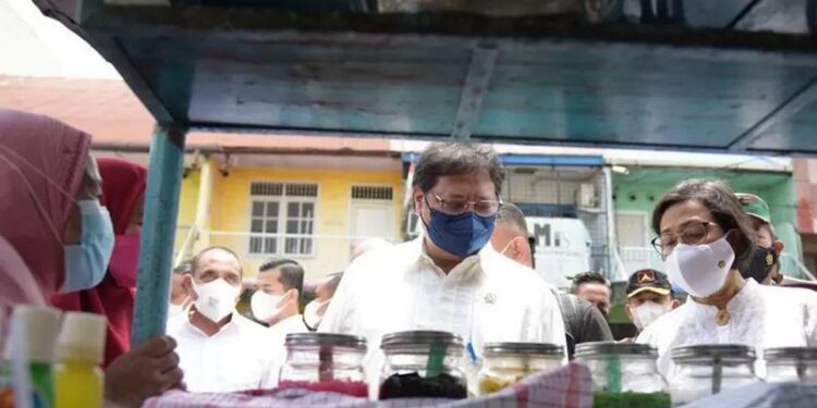 Menko Airlangga (baju pitih kiri) didampingi Menteri Keuangan Sri Mulyani (baju putih kanan) berdialog langsung dengan PKL dan Warung penerima bantuan di Kota Medan, Kamis (9/9/2021). ANTARA/HO-Kemenko Perekonomian