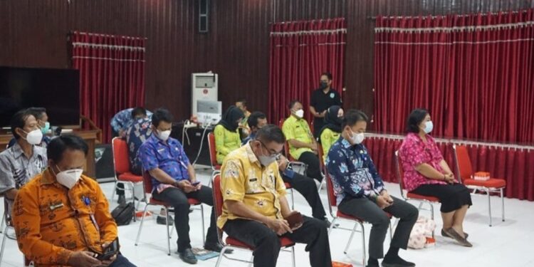 Kepala DPMD Kabupaten Lamandau Drs Muriadi (kemeja kuning) saat menghadiri pembukaan lomba Kelurahan diaula Setda setempat, Kamis (9/9/2120).