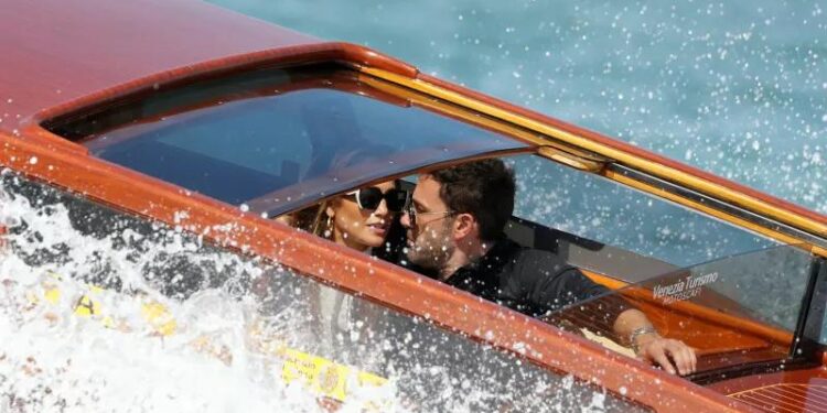 Jennifer Lopez dan Ben Affleck tiba di Venesia sehari sebelum penayangan The Last Duel" di Italia, 9 September 2021. (REUTERS/YARA NARDI)