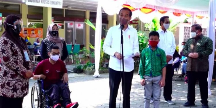 Presiden Jokowi saat meninjau vaksinasi di SLB Negeri 1 Yogyakarta, Kabupaten Bantul, DIY, yang dipantau dari kanal Youtube Sekretariat Presiden, Jakarta, Jumat (10/9). (MASAPNEWS/ANT/Tangkapan Layar/Youtube Sekretariat Presiden)