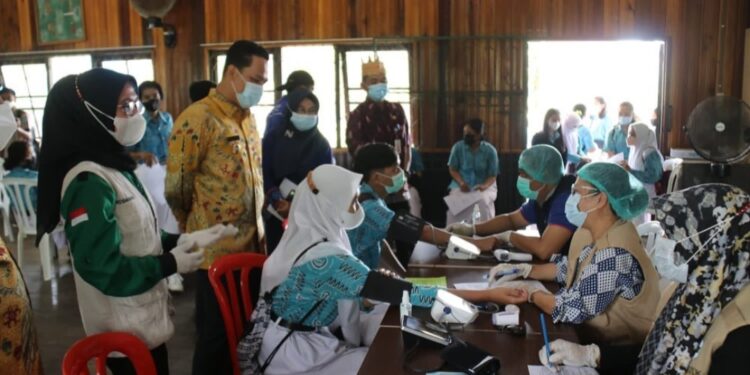 Bupati Lamandau H Hendra Lesmana saat memantau sekaligus mencanangkan pelaksanaan vaksinasi Covid-19 untuk pelajar di SMAN-1 Bulik, kemarin.