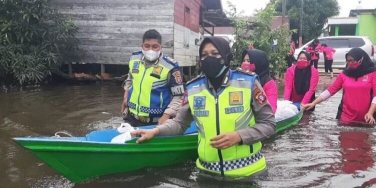 Personil dan pengurus Bhayangkari Polres Lamandau saat menyalurkan bansos kepada masyarakat korban banjir, Kamis (9/9/2021).