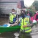 Personil dan pengurus Bhayangkari Polres Lamandau saat menyalurkan bansos kepada masyarakat korban banjir, Kamis (9/9/2021).