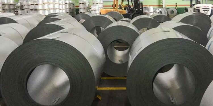 Petugas beraktivitas di pabrik pembuatan baja Kawasan Industri Cikarang, Kabupaten Bekasi, Jawa Barat, Jumat (4/10/2019). Kementerian Perindustrian mendorong percepatan pembangunan klaster industri baja nasional di Cilegon dan Banten untuk memacu peningkatan target produksi sebanyak 10 ton baja pada tahun 2025. (MASAPNEWS/ANT/Fakhri Hermansyah/foc)