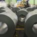 Petugas beraktivitas di pabrik pembuatan baja Kawasan Industri Cikarang, Kabupaten Bekasi, Jawa Barat, Jumat (4/10/2019). Kementerian Perindustrian mendorong percepatan pembangunan klaster industri baja nasional di Cilegon dan Banten untuk memacu peningkatan target produksi sebanyak 10 ton baja pada tahun 2025. (MASAPNEWS/ANT/Fakhri Hermansyah/foc)
