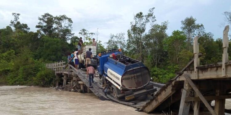 Jembatan Sei Rawi I ambruk saat ada truk melintas, Jumat (10/9/2021). (Foto : DPU Kabupaten Gumas)