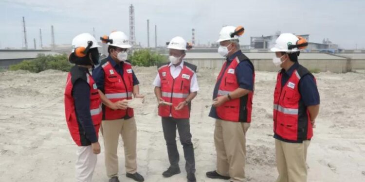 Menteri Investasi/Kepala BKPM Bahlil Lahadalia (tengah) saat kunjungan kerja ke PT Petrokimia Gresik, Gresik, Jawa Timur, Jumat (10/9/2021) terkait rencana pembangunan pabrik soda ash atau Natrium Karbonat (Na2CO3). (MASAPNEWS/ANT/HO Kementerian Investasi/BKPM)