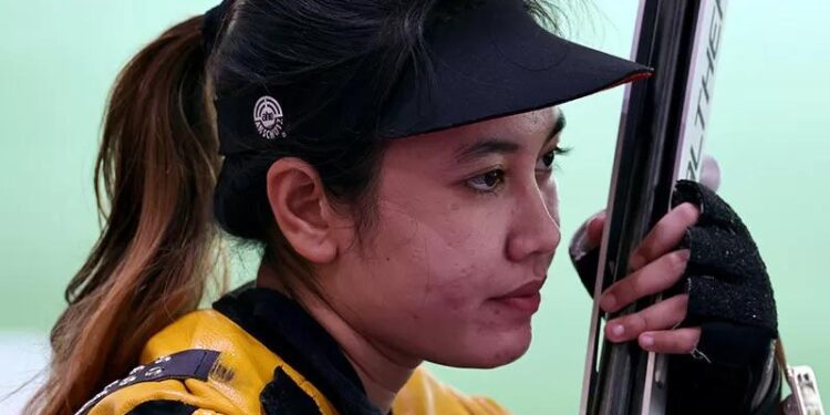 Atlet menembak Indonesia Vidya Rafika Rahmatan Toyyiba saat tampil dalam kualifikasi nomor 50m rifle putri Olimpiade Tokyo 2020 di Asaka Shooting Range, Tokyo, Jepang, Sabtu (31/7/2021). (MASAPNEWS/ANT/REUTERS)