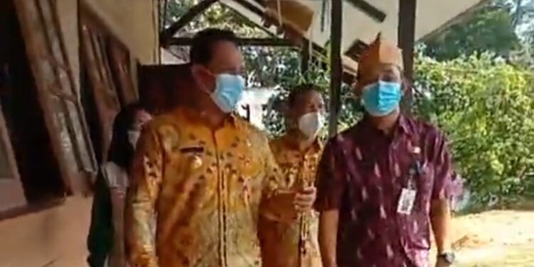 Bupati Lamandau H Hendra Lesmana saat memantau pelaksanaan sekolah tatap muka terbatas di SDN–6 Nanga Bulik, Sabtu (10/9/2021).