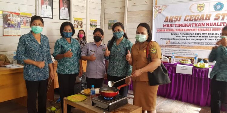Ketua TP PKK Kabupaten Gumas Mimie Mariatie Jaya S Monong dan lainnya menunjukkan hasil demo masak saat kegiatan edukasi pengasuhan 1000 HPK bagi ibu hamil dan keluarga serta pembinaan kelompok Dasawisma, di Desa Tumbang Kuayan, Kecamatan Rungan Barat, Selasa (7/9/2021). (Foto : TP PKK Kabupaten Gumas)