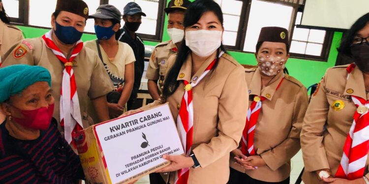 Ketua Kwarcab Pramuka Kabupaten Gumas, Mimie Mariatie Jaya S Monong memyalurkan bantuan kepada warga tidak mampu korban banjir di Kecamatan Tewah, Sabtu (11/9/2021). (Foto : Kwarcab Gerakan Pramuka Kabupaten Gumas)