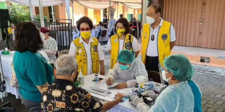Vaksinasi COVID-19 digelar Lions Clubs Indonesia District 307. (MASAPNEWS/ANT/HO-Lion Club)