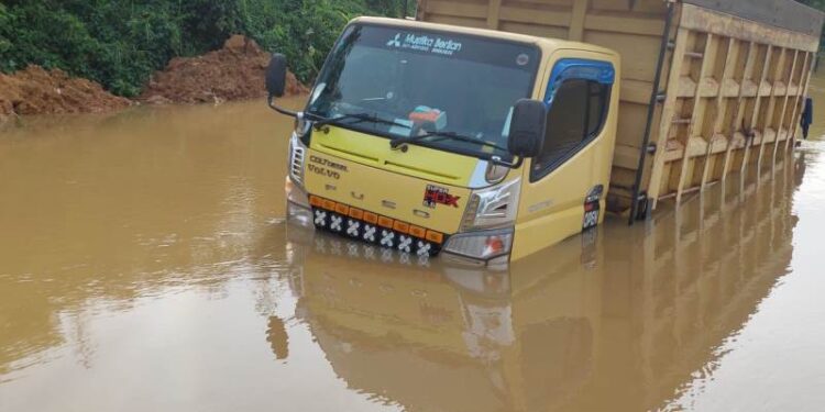 Banjir di wilayah Desa Jangkit, Kecamatan Rungan Hulu, Kabupaten Gunung Mas, Minggu (12/9/2021). (Foto : Dokumentasi pribadi)