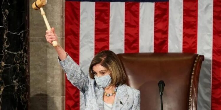 Ketua DPR AS Nancy Pelosi melambaikan palu di Ruang Sidang Capitol, Washington, DC, AS, Januari 2021. (MASAPNEWS/ANT/Tasos Katopodis/Pool via Reuters)
