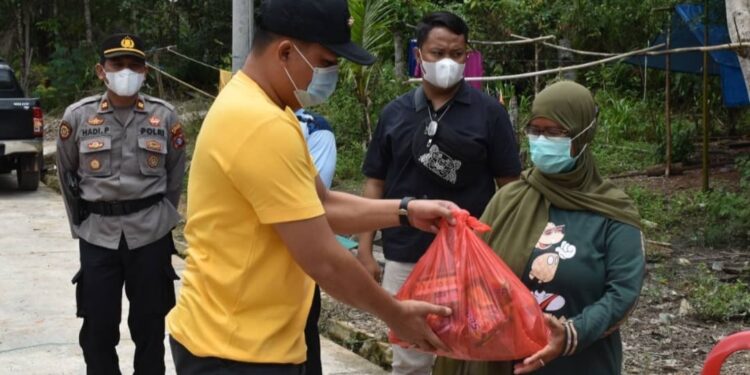 Bupati Kabupaten Lamandau H Hendra Lesmana saat menyerahkan Bansos kepada masyarakat pasca korban banjir, Minggu (12/9/2021).