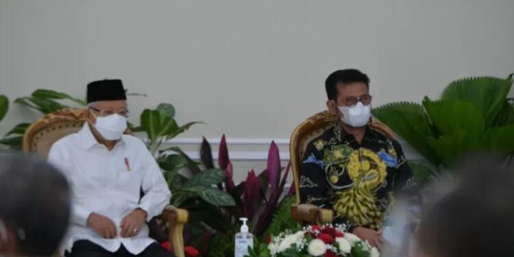 Wakil Presiden Ma'ruf Amin dan Menteri Pertanian Syahrul Yasin Limpo menyerahkan penghargaan Abdi Bakti Tani Tahun 2021 di Istana Wapres Jakarta, Senin (13/9/2021). (Asdep KIP Setwapres)