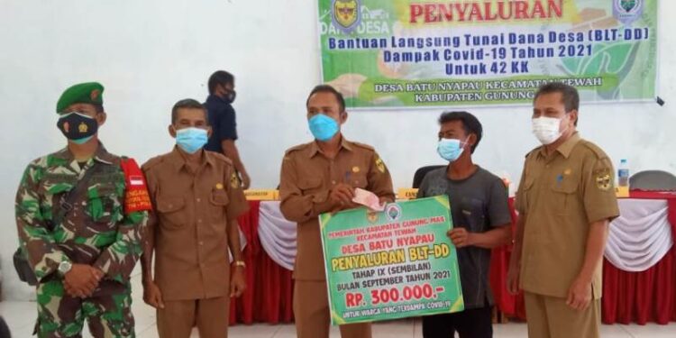 Suasana penyaluran BLT DD tahap IX 2021 di Desa Batu Nyapau, baru-baru ini. (Foto : Pemerintah Desa Batu Nyapau)