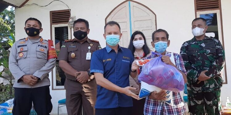 Bupati Gumas Jaya S Monong didampingi Ketua Kwarcab Gerakan Pramuka Mimie Mariatie dan unsur Forkopimda menyalurkan bantuan kepada warga terdampak banjir di Kelurahan Tewah, Kecamatan Tewah, Senin (13/9/2021). (GCM/MN-3)