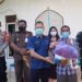 Bupati Gumas Jaya S Monong didampingi Ketua Kwarcab Gerakan Pramuka Mimie Mariatie dan unsur Forkopimda menyalurkan bantuan kepada warga terdampak banjir di Kelurahan Tewah, Kecamatan Tewah, Senin (13/9/2021). (GCM/MN-3)